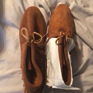 Classic fringe softsole boot by Minnetonka